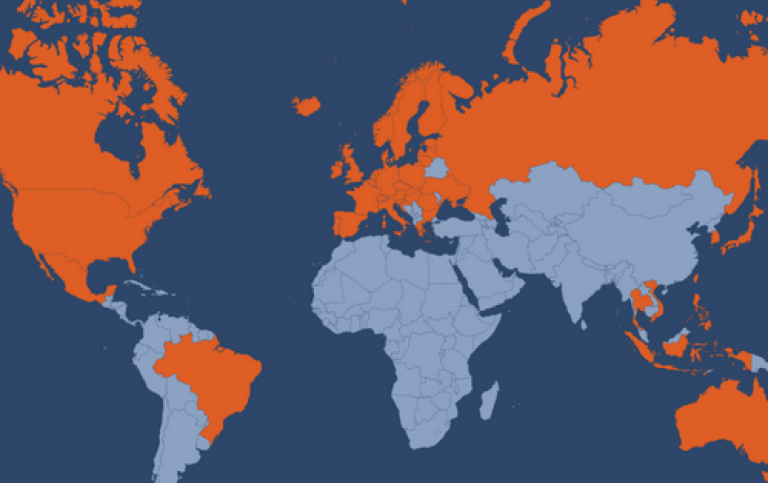 En världskarta med vissa länder i blått och andra i rött